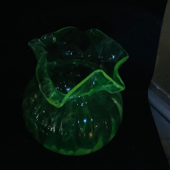 Cranberry Ruffled Hand Blown Art Glass by Two’s Company Glows - Picture 7 of 9
